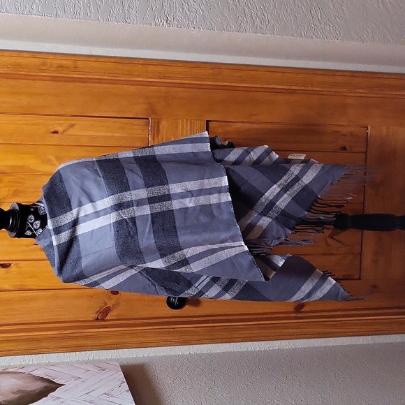 NWOT Ethically Produced Dark/Light Gray Fringed Wrap - Picture 2 of 4